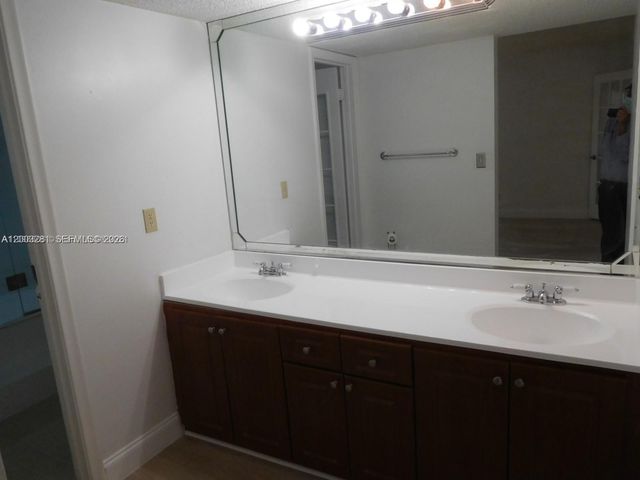 323 Ives Dairy Rd 323-06, Miami, FL 33179