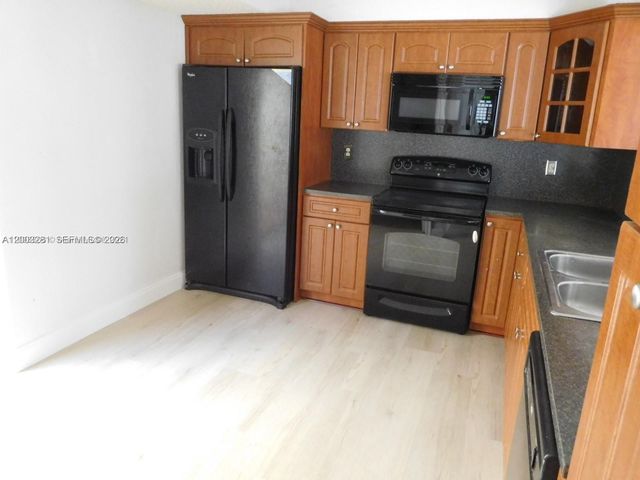 323 Ives Dairy Rd 323-06, Miami, FL 33179