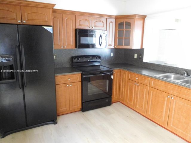 323 Ives Dairy Rd 323-06, Miami, FL 33179