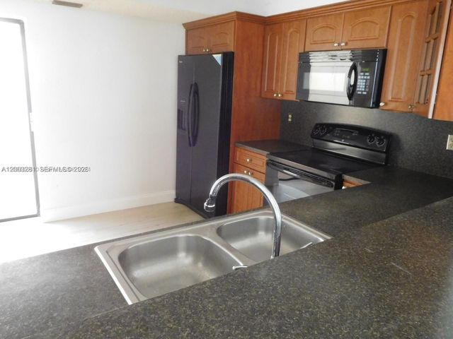 323 Ives Dairy Rd 323-06, Miami, FL 33179