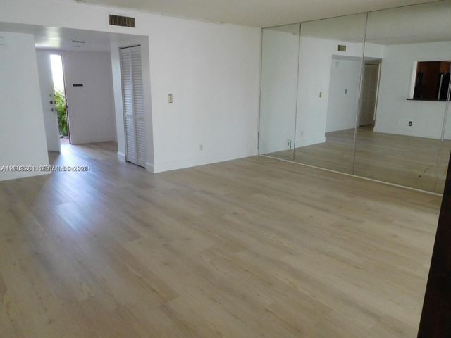 323 Ives Dairy Rd 323-06, Miami, FL 33179