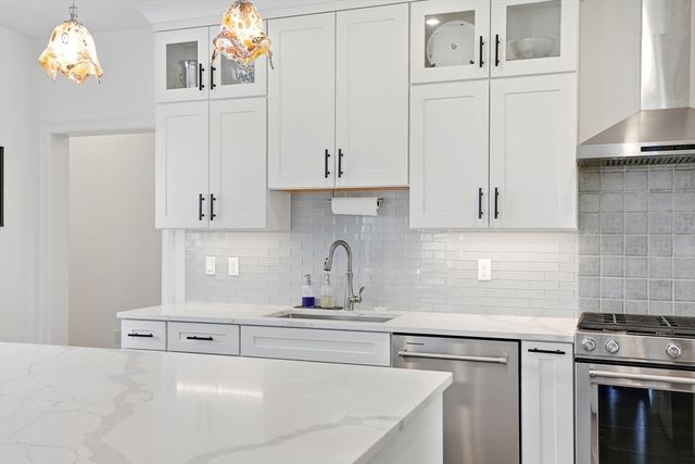 10 Cranberry Farm Rd, Plymouth, MA 02360