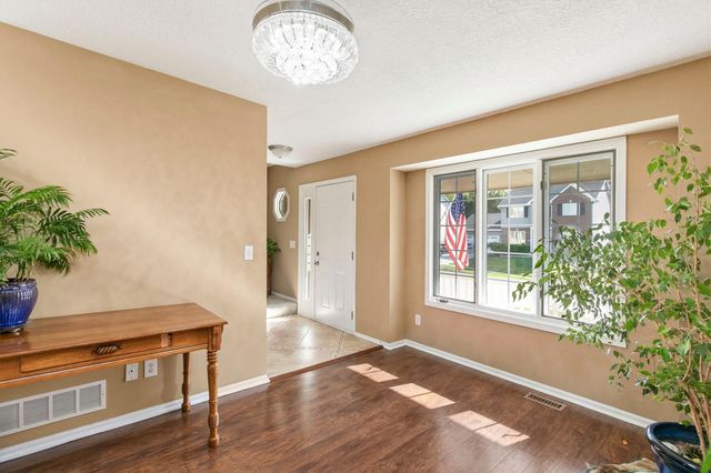 6814 NW 56th Street, Johnston, IA 50131