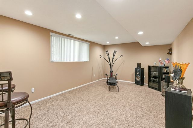 6814 NW 56th Street, Johnston, IA 50131