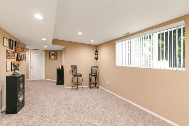 6814 NW 56th Street, Johnston, IA 50131