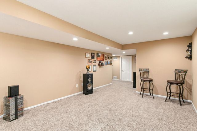 6814 NW 56th Street, Johnston, IA 50131