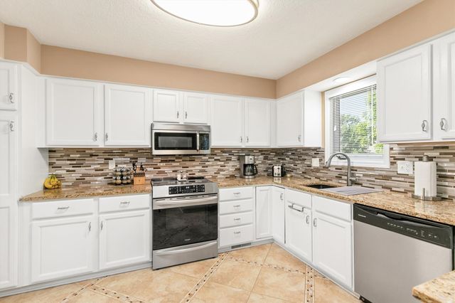 6814 NW 56th Street, Johnston, IA 50131