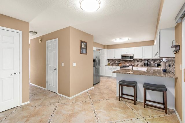 6814 NW 56th Street, Johnston, IA 50131