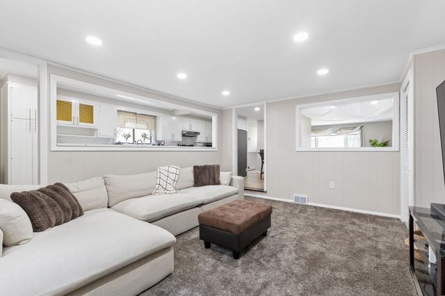27 Lyman Rd, Framingham, MA 01701