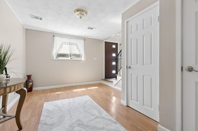 27 Lyman Rd, Framingham, MA 01701