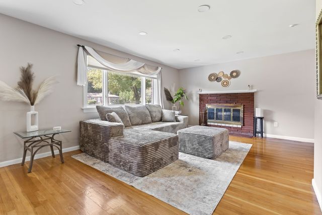 27 Lyman Rd, Framingham, MA 01701