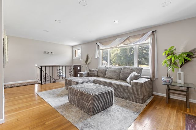 27 Lyman Rd, Framingham, MA 01701
