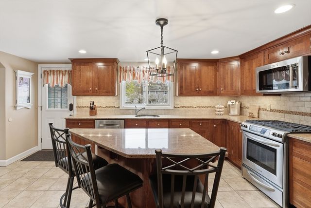 33 Julia Rd, Weymouth, MA 02191