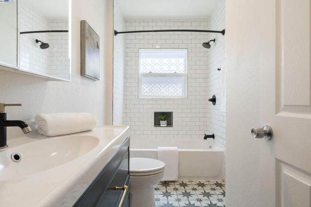 2133 E 30Th St, Oakland, CA 94606