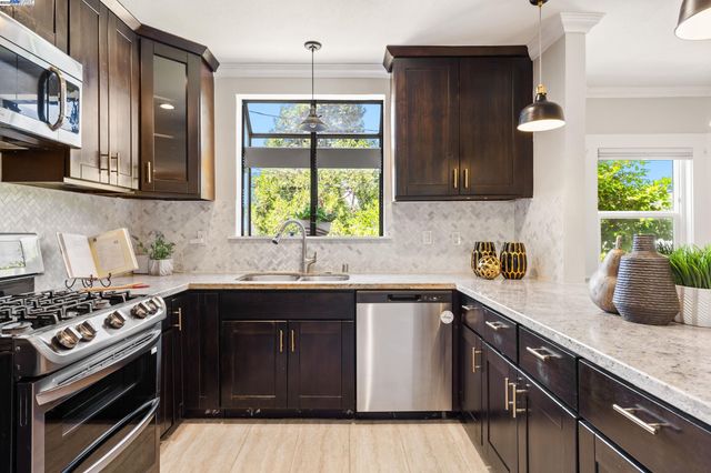 2133 E 30Th St, Oakland, CA 94606