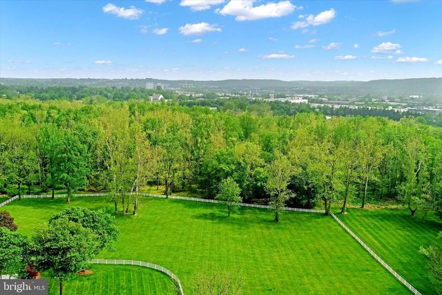 5 CHAMARAL CT, Cockeysville, MD 21030