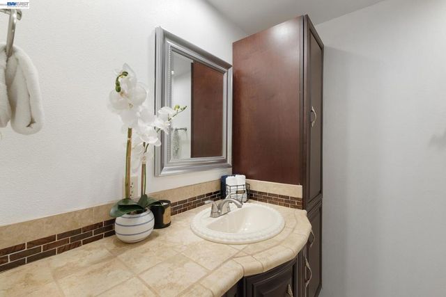 27500 La Porte Ave, Hayward, CA 94545