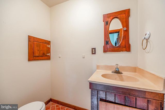 2 STEEPLECHASE LN, Malvern, PA 19355