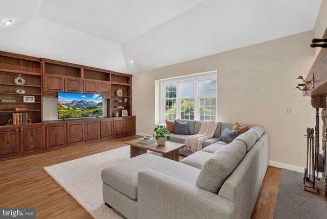 2 STEEPLECHASE LN, Malvern, PA 19355