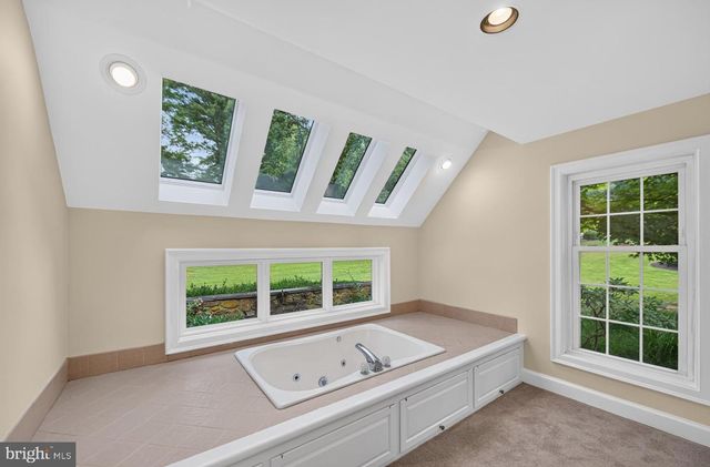 2 STEEPLECHASE LN, Malvern, PA 19355