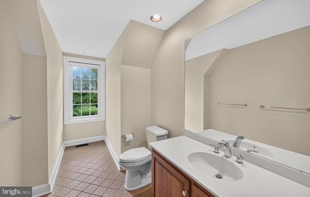 2 STEEPLECHASE LN, Malvern, PA 19355