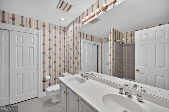 2 STEEPLECHASE LN, Malvern, PA 19355