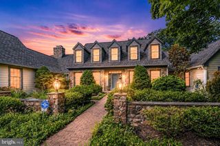 2 STEEPLECHASE LN, Malvern, PA 19355