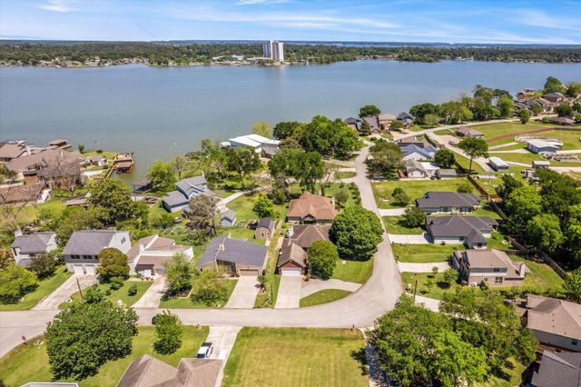 958 Lake View Drive, Montgomery, TX 77356