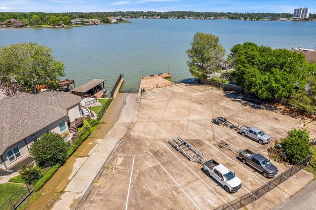 958 Lake View Drive, Montgomery, TX 77356