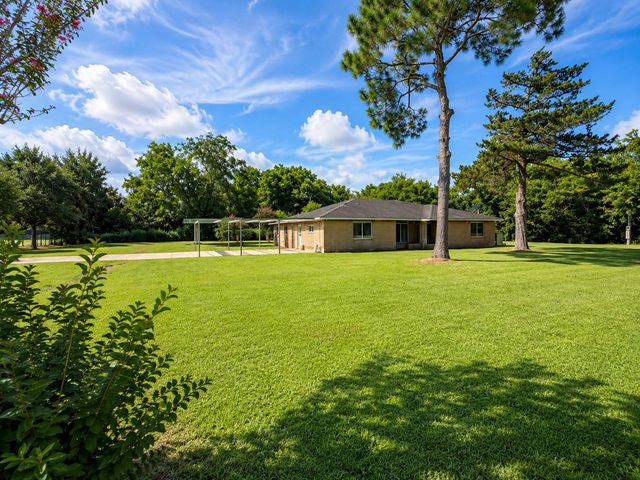 702 E Dallas Street, Fresno, TX 77545