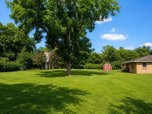 702 E Dallas Street, Fresno, TX 77545