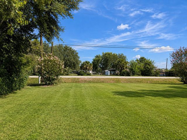 702 E Dallas Street, Fresno, TX 77545