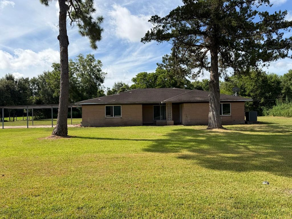 702 E Dallas Street, Fresno, TX 77545