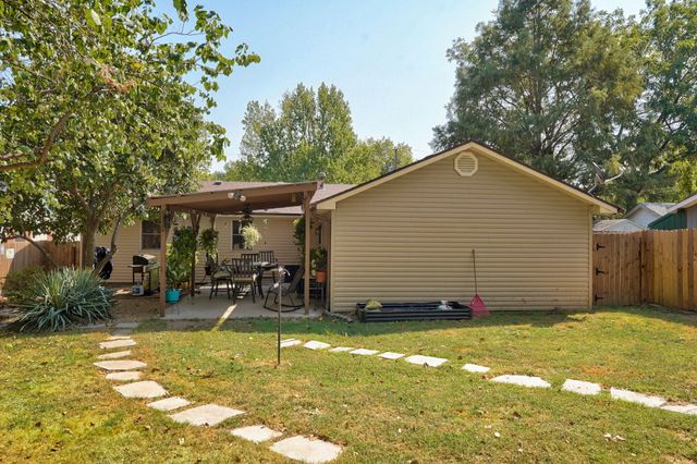 2223 N Roosevelt Avenue, Springfield, MO 65803