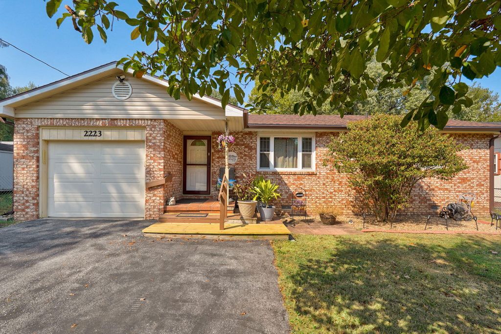2223 N Roosevelt Avenue, Springfield, MO 65803