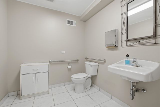 10550 W Cermak Road, Westchester, IL 60154