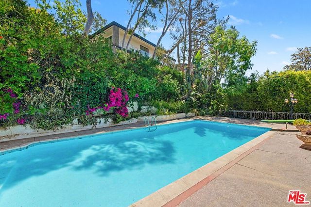 108 N Thurston Avenue, Los Angeles, CA 90049