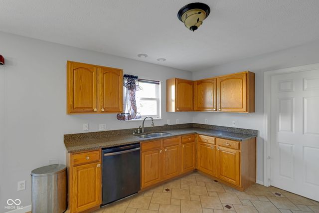6553 Hunters Ridge S, Zionsville, IN 46077