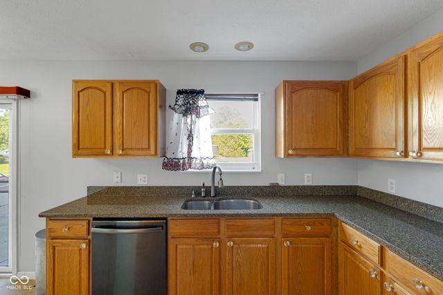 6553 Hunters Ridge S, Zionsville, IN 46077