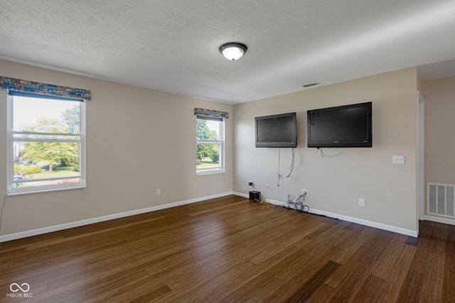 6553 Hunters Ridge S, Zionsville, IN 46077