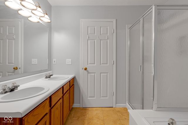 6553 Hunters Ridge S, Zionsville, IN 46077