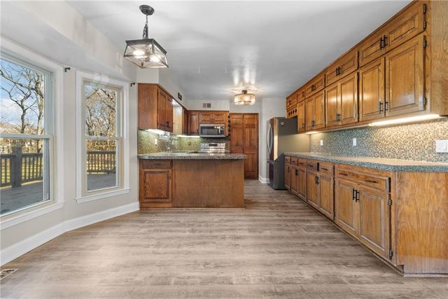 8280 W 117th Street, Overland Park, KS 66210