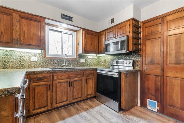 8280 W 117th Street, Overland Park, KS 66210