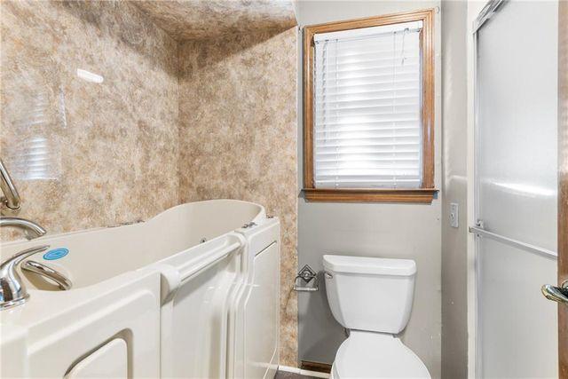 8280 W 117th Street, Overland Park, KS 66210