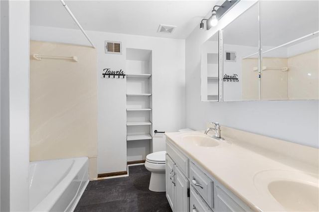 8280 W 117th Street, Overland Park, KS 66210