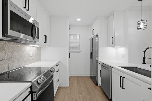 2718 Old Field Dr Apt 803, San Antonio, TX 78247