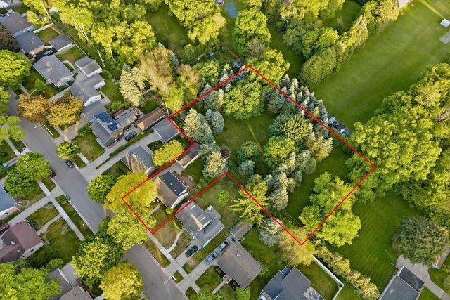 N56W5543 Sunnyside LANE, Cedarburg, WI 53012