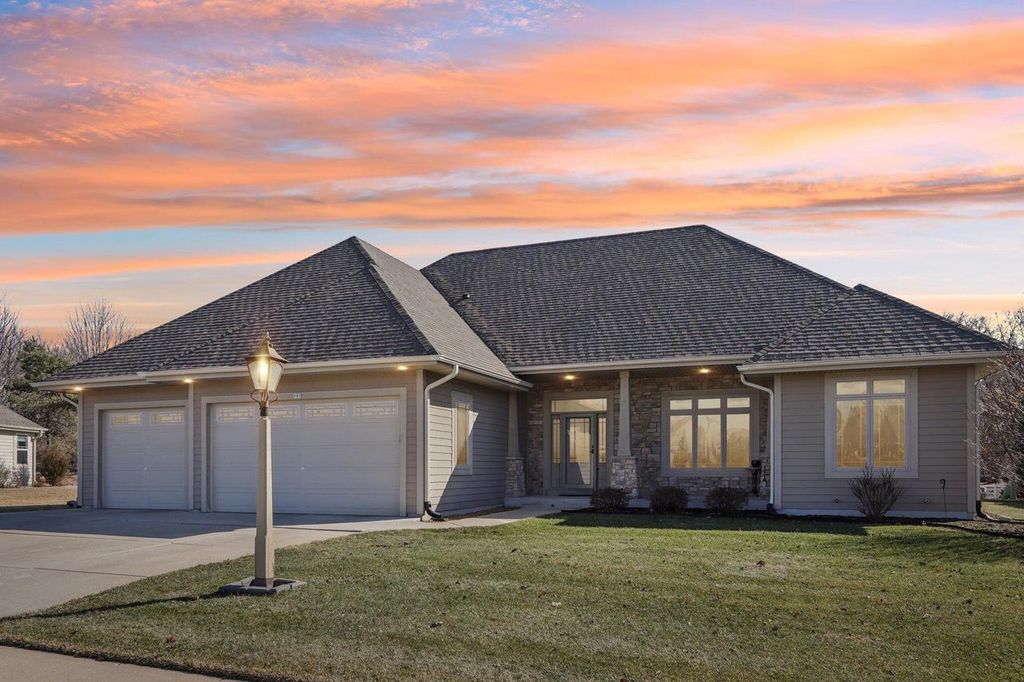 987 Prairieview CIRCLE, Oconomowoc, WI 53066