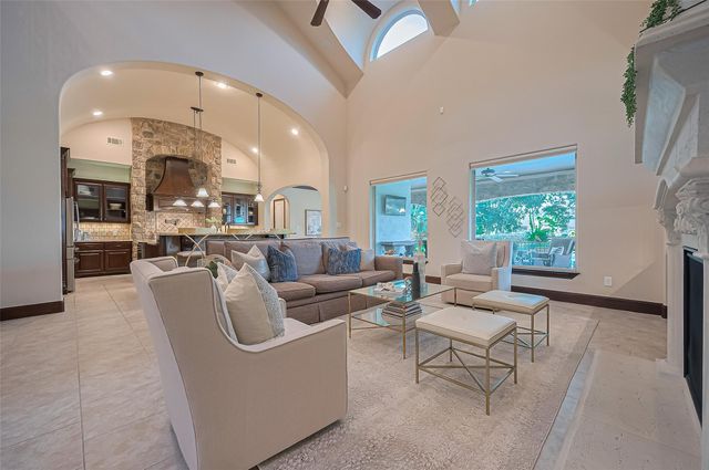 14 Royal King Road, Tomball, TX 77377