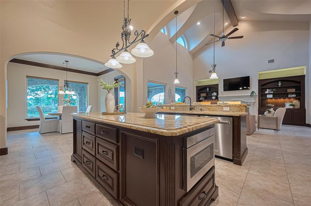 14 Royal King Road, Tomball, TX 77377